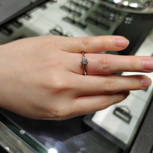 【ラザール ダイヤモンド(LAZARE DIAMOND)の口コミ】 リングの厚みや正面から見た時のゴツさをかなり気にしながら指輪を探して…