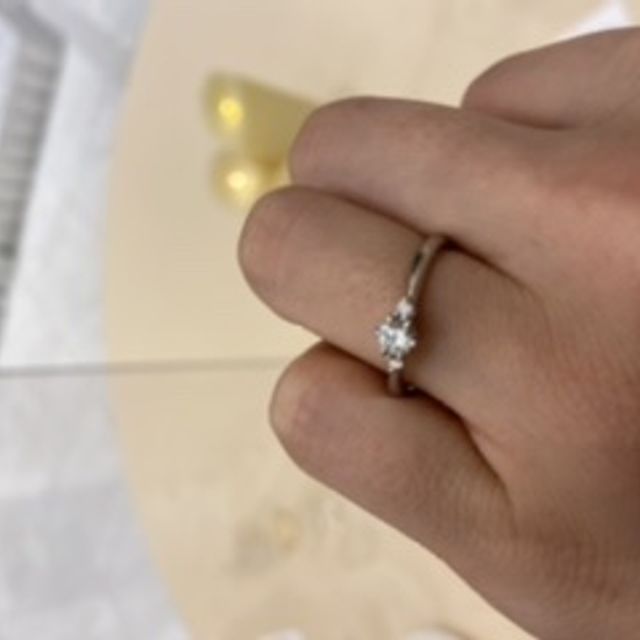 【4℃ BRIDAL(ヨンドシーブライダル)の口コミ】 デザインが、指を綺麗に見せてくれるV字のフォルムだったので、おすすめさ…