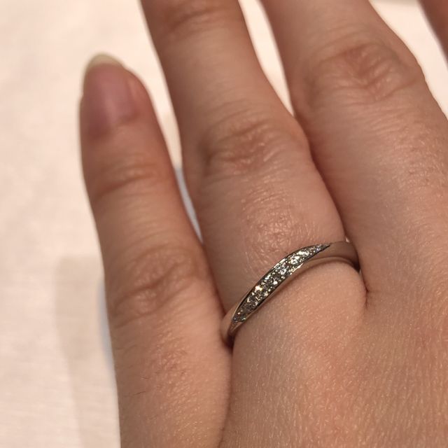 【アイプリモ(I-PRIMO)の口コミ】 デザインは斜めにダイアモンドが入っていて指が細く見えるデザインです。…