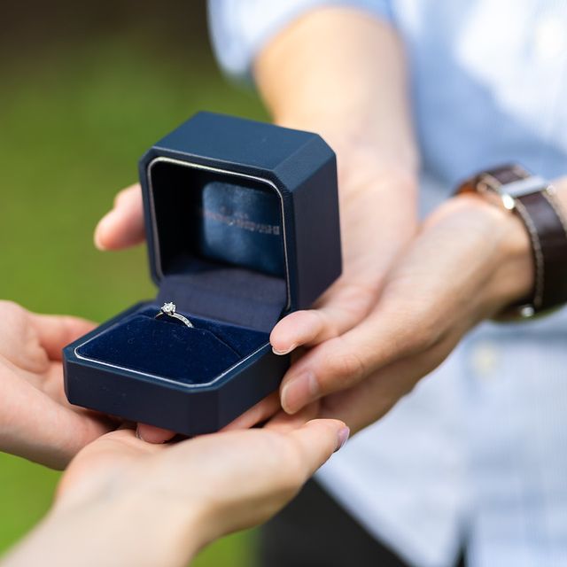 【銀座ダイヤモンドシライシの口コミ】 直線的ではなく指にフィットする流れ星のようなデザインのリングが好みで…