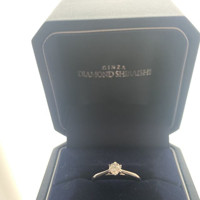 【銀座ダイヤモンドシライシの口コミ】 婚約指輪を選ぶにあたり、ストレートタイプのダイヤモンドが中央に1つの指…