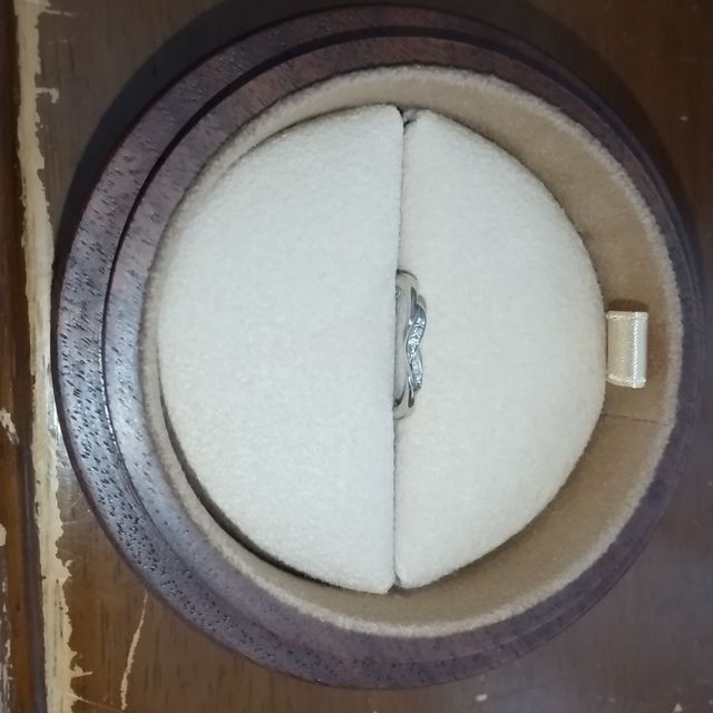 【COLANY(コラニー)の口コミ】 エンゲージが中央のダイヤの脇に小さい水色のダイヤが2つついてるデザイン…