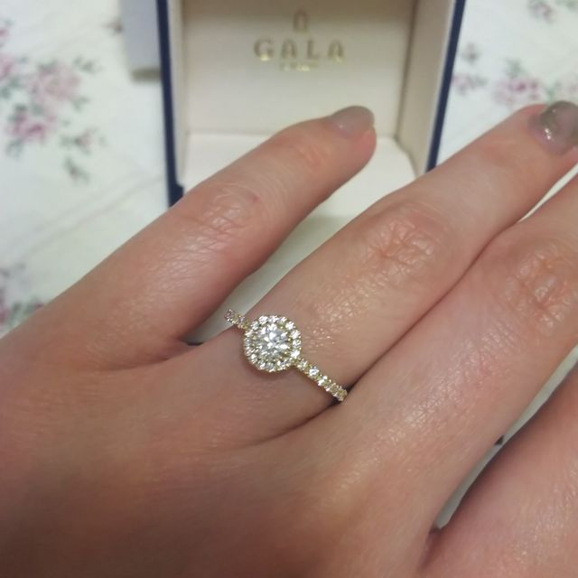 【GALA JEWELRY(ガラジュエリー)の口コミ】 興味がなかった彼もこれがいい！と2人で気に入ったデザインだった。真ん中…