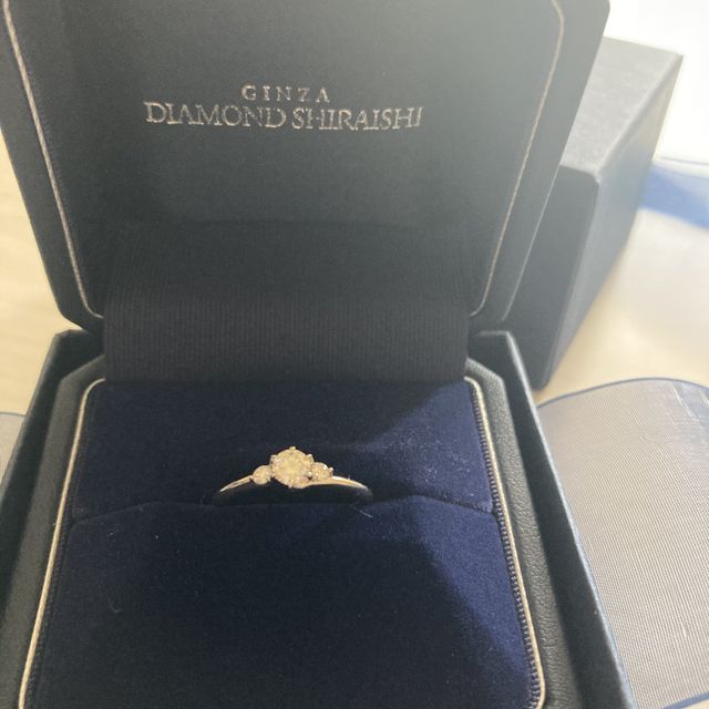 【銀座ダイヤモンドシライシの口コミ】 私の指が太く短いので
ダイヤ1つの綺麗なデザインでも迷いましたが
カーブ…