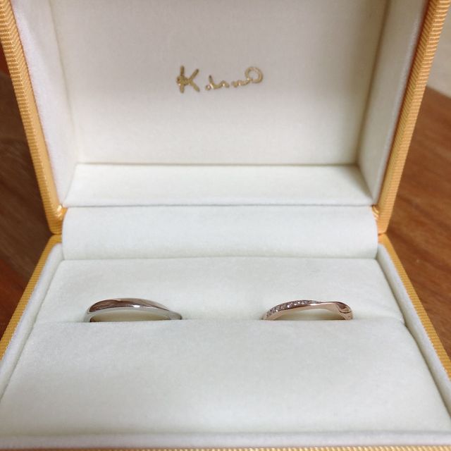 【ケイウノ ブライダル(K.UNO BRIDAL)の口コミ】 既成のデザインに、2人のイニシャルをもとにした彫刻をいれてもらいました…