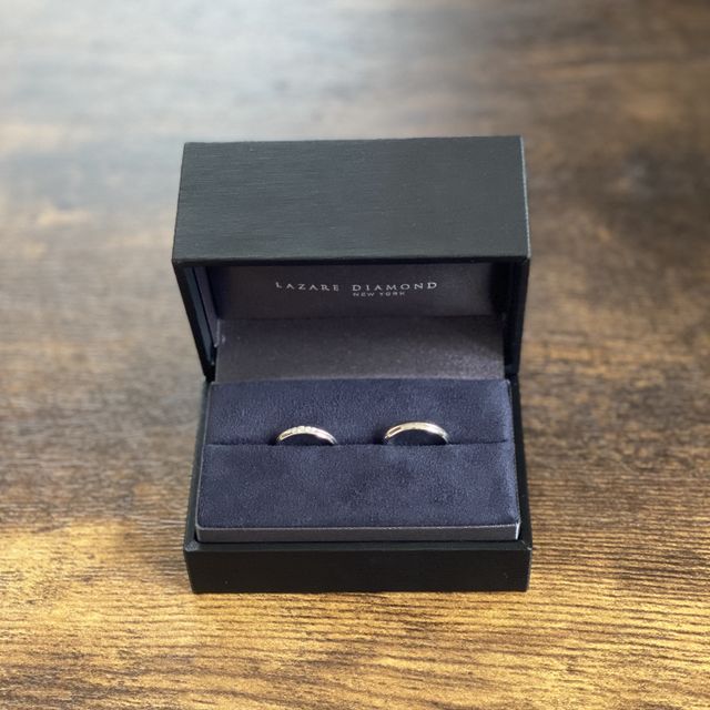【ラザール ダイヤモンド(LAZARE DIAMOND)の口コミ】 光沢とマットなプラチナが半分に分けられていて、他にはないデザインにこ…