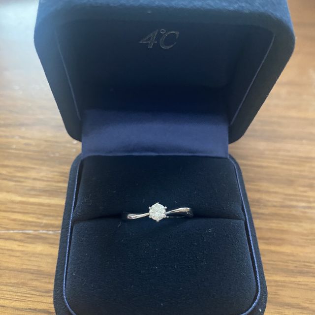 【4℃ BRIDAL(ヨンドシーブライダル)の口コミ】 婚約指輪はサプライズで頂いたのですが、後からデザインを変更できたため…