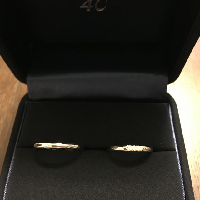 【4℃ BRIDAL(ヨンドシーブライダル)の口コミ】 普段指輪をしないので、つけ心地重視で選びました。デザインはシンプルで…