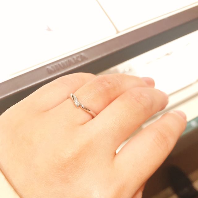 【俄(にわか)の口コミ】 初桜は出会った頃の初々しい気持ちを薄紅の桜でイメージした結婚指輪。
細…