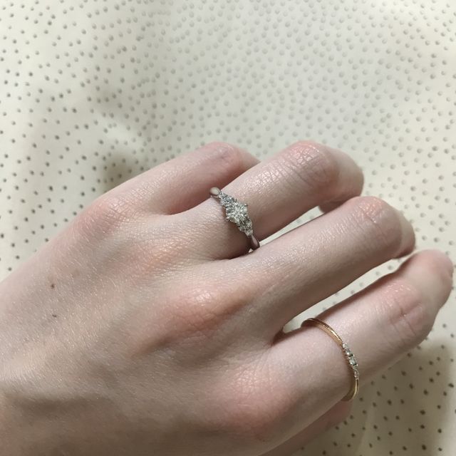 【銀座ダイヤモンドシライシの口コミ】 1つ大きなダイアモンド、それを囲むように小さめダイヤがぎゅっとしてるデ…