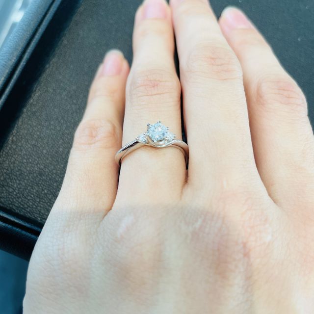 【エクセルコダイヤモンド(EXELCO DIAMOND)の口コミ】 朝から何店舗もまわり、この指輪に一目惚れしました。婚約指輪のリングの…