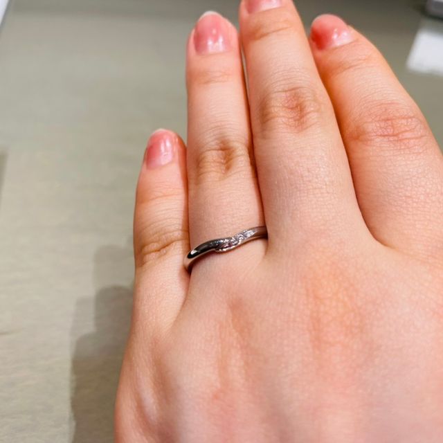 【アイプリモ(I-PRIMO)の口コミ】 プラチナのV字で、指が長く見えるタイプのデザインでした。ダイヤが入って…