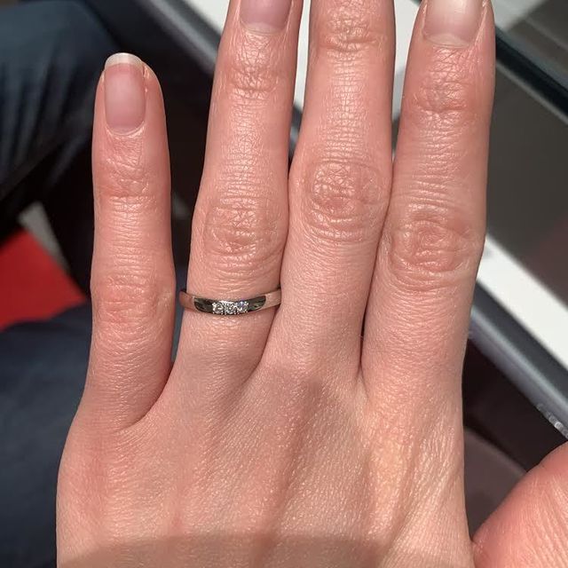 【銀座ダイヤモンドシライシの口コミ】 ダイヤが大きめで三粒ついているので手が動くたびにキラキラと輝きます。…