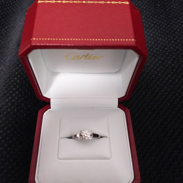 【カルティエ(Cartier)の口コミ】 華やかなデザインで、ダイヤモンドの輝きが目立つ指輪を探していました。…