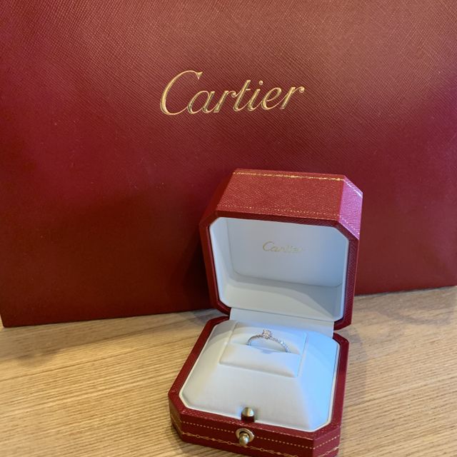 【カルティエ(Cartier)の口コミ】 もともと婚約指輪は華奢なものが欲しかったため、カルティエのエタンセル…