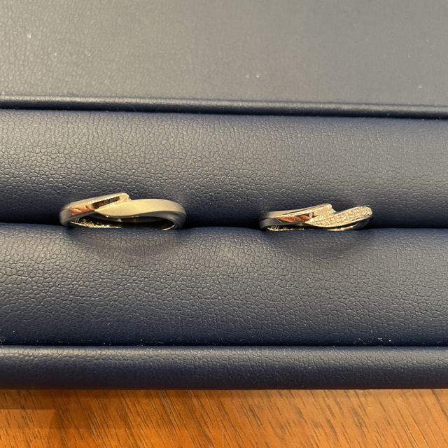 【銀座ダイヤモンドシライシの口コミ】 シンプルな指輪を探しており、最初はストレートタイプの指輪を見せて頂き…