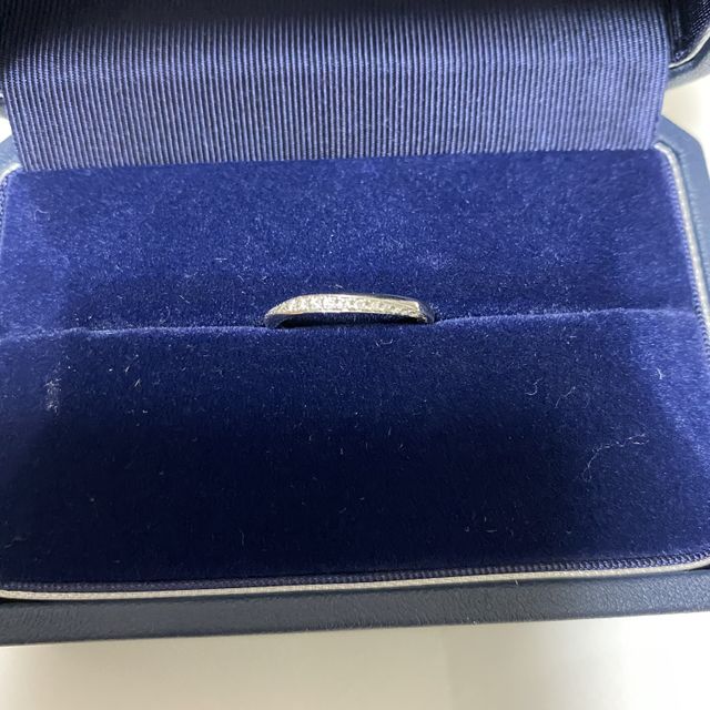 【銀座ダイヤモンドシライシの口コミ】 ダイヤが部分的についたリングだと、関節が太いので着けた時にクルクルと…