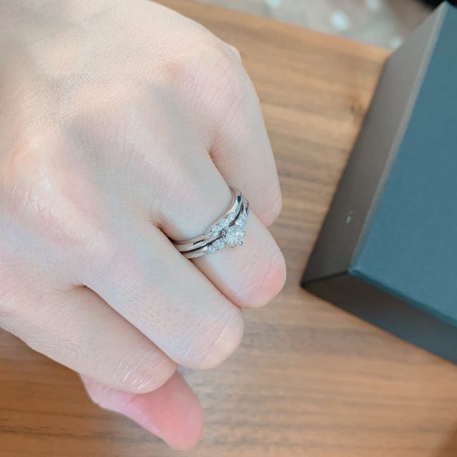 【エクセルコダイヤモンド(EXELCO DIAMOND)の口コミ】 デザインが可愛く、一目惚れしました。婚約指輪の方は、真ん中のダイヤモ…