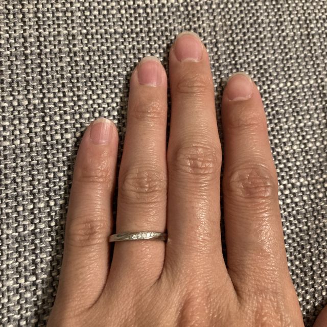 【4℃ BRIDAL(ヨンドシーブライダル)の口コミ】 ねじれているデザインで、一見シンプルに見えてキラキラしているので華や…