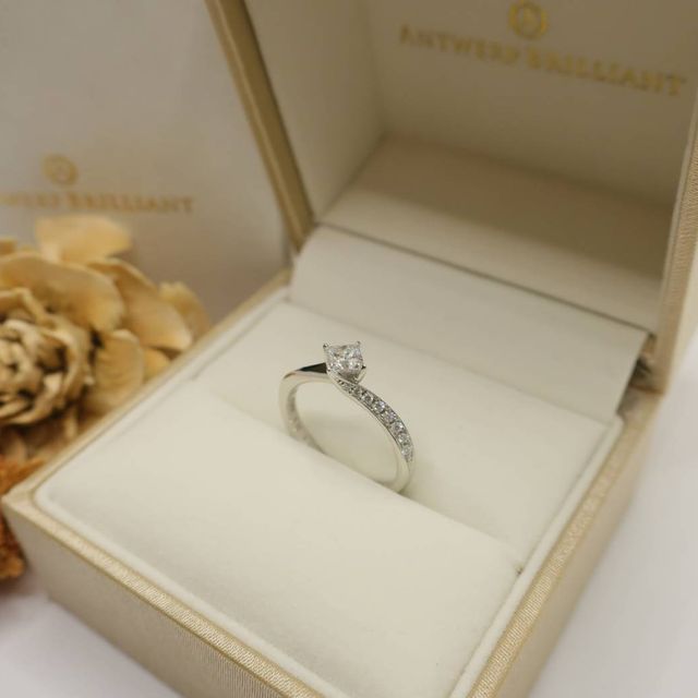 【BRIDGE(ブリッジ)の口コミ】 プリンセスカットのダイヤを探していて、平行ではなく菱形に留めてあるの…