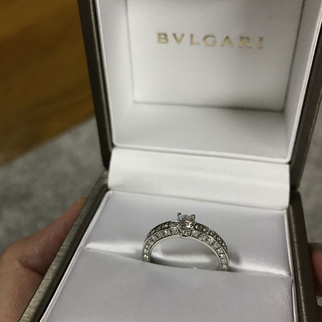 【ブルガリ(BVLGARI)の口コミ】 結婚指輪をシンプルな太めのイエローゴールドにする予定で、それと重ね付…