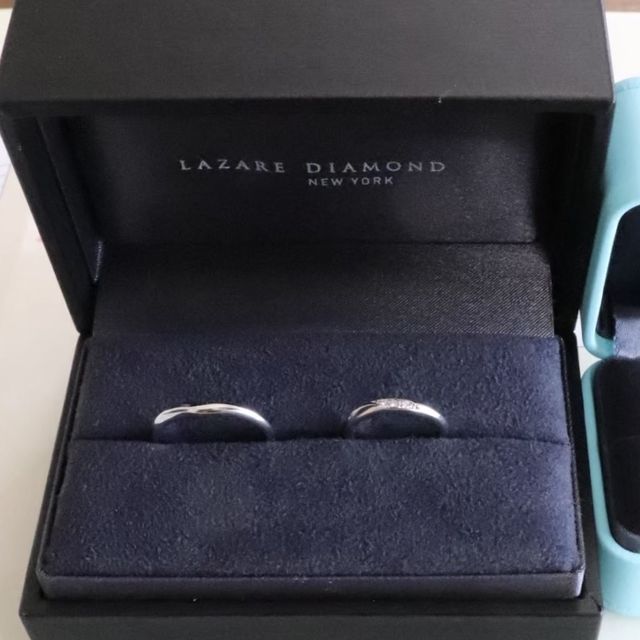 【ラザール ダイヤモンド(LAZARE DIAMOND)の口コミ】 ハドソンは少しV字にウェーブがかかっているデザインで、女性側の指輪にダ…