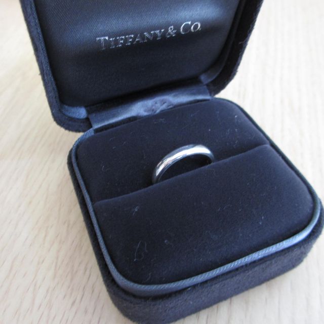【ティファニー(Tiffany & Co.)の口コミ】 とにかくシンプルで飽きのこないデザインが良くて選びました。角ばってい…