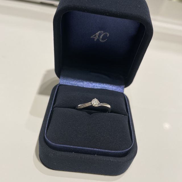 【4℃ BRIDAL(ヨンドシーブライダル)の口コミ】 価格、デザイン、ダイヤの質を参考に選びました。
それほどの予算もない中…