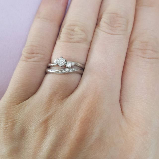 【銀座ダイヤモンドシライシの口コミ】 シンプルなデザインの指輪が良く、色々なパンフレットを見てこちらのDIAMO…