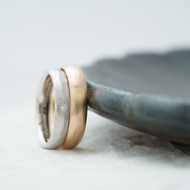 【THREE TREES(スリーツリーズ)の口コミ】 ゴールド　ヘアライン　マット
プラチナ　土目調　マット

2人だけの指輪…