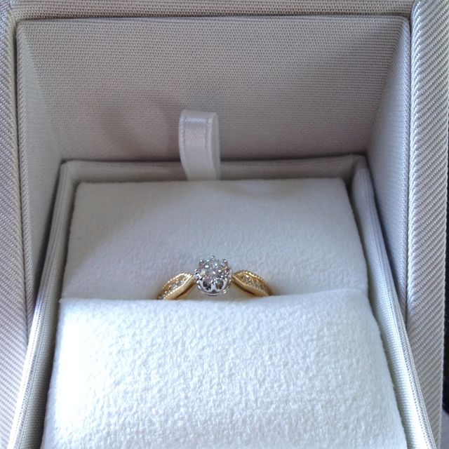 【ENUOVE(イノーヴェ)の口コミ】 お値段、デザイン総合的に考えてこちらの指輪に決めました。
婚約指輪は華…