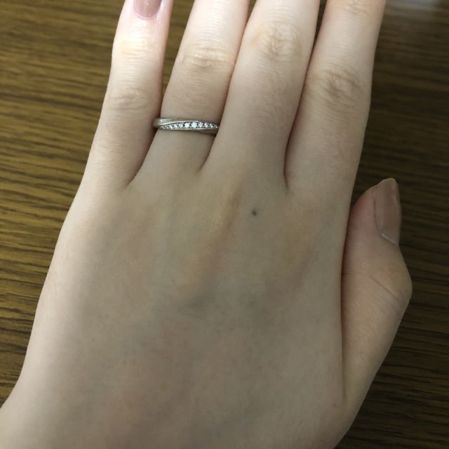 【4℃ BRIDAL(ヨンドシーブライダル)の口コミ】 ダイヤモンドが贅沢に沢山付いているとこです。
指にすっと馴染むとことき…
