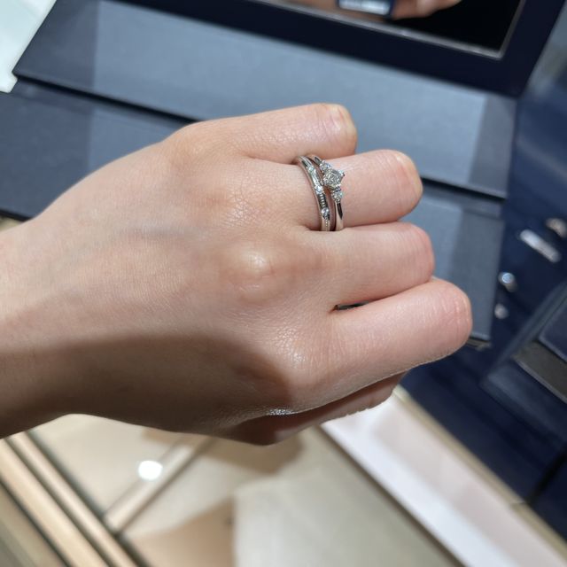 【ROYAL ASSCHER(ロイヤル・アッシャー)の口コミ】 結婚指輪に関して、相手の方がシンプルながらもデザインがあるものがいい…
