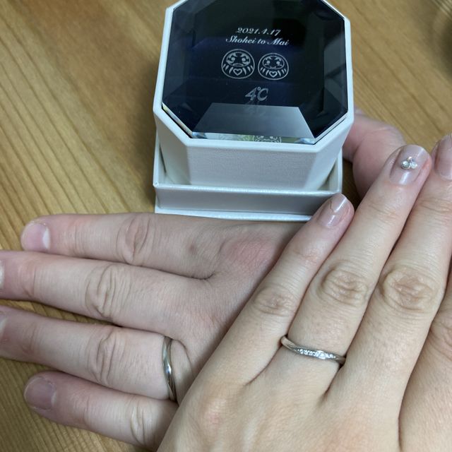 【4℃ BRIDAL(ヨンドシーブライダル)の口コミ】 デザインと婚約者指輪とのバランス。ウェーブのデザインがよかったのと、…
