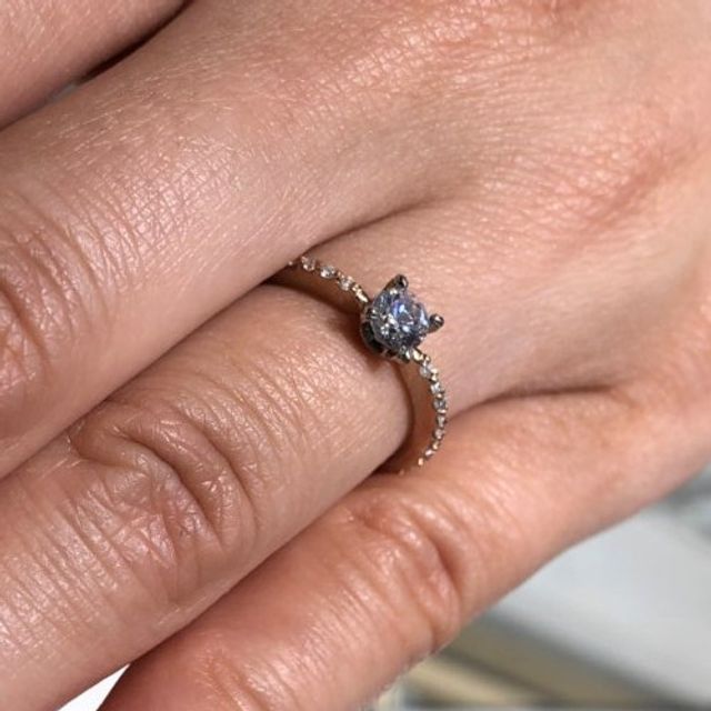 【SIENAROSE(シエナロゼ)の口コミ】 ピンクっぽい色合いで指馴染みが良いのが決め手です。センターのダイヤモ…