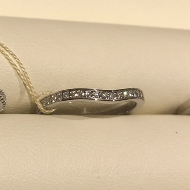 【カルティエ(Cartier)の口コミ】 指輪の半分がダイヤで埋め尽くされており、もう半分はダイヤがついておら…