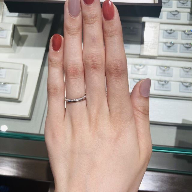 【アイプリモ(I-PRIMO)の口コミ】 リングに沿って斜めにダイヤが付いているので、上下を付け替えると印象が…