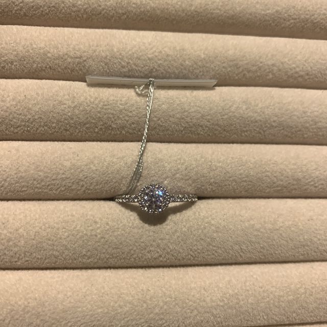 【TRECENTI(トレセンテ)の口コミ】 ダイヤにメレが囲まれているデザインが好きで探していました。とても華や…