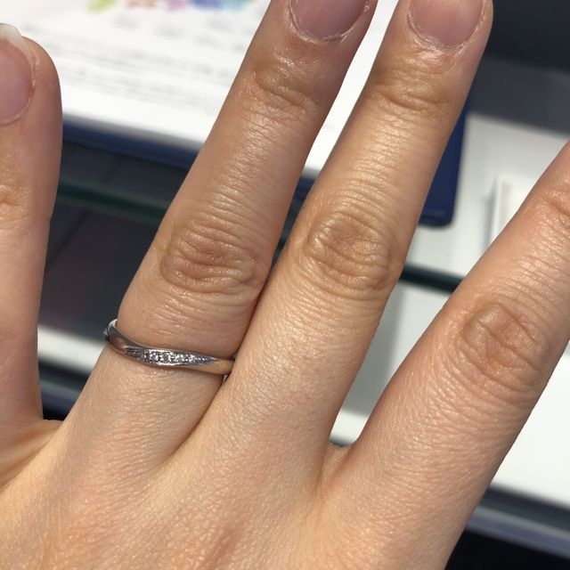 【銀座ダイヤモンドシライシの口コミ】 元々シンプルなデザインを希望していたので、いくつか候補をあげていただ…