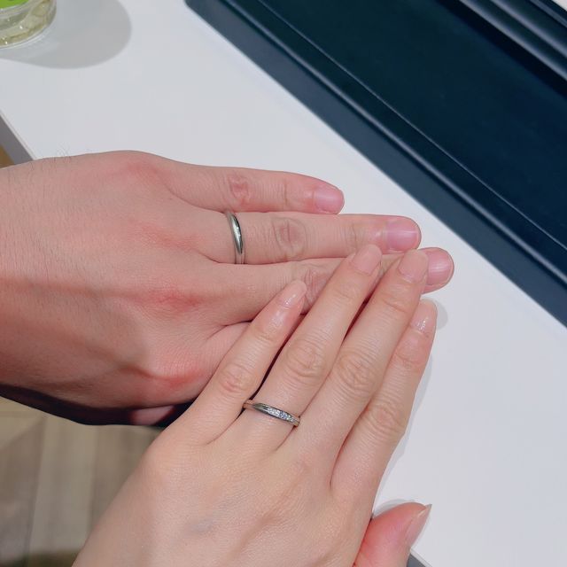 【ラザール ダイヤモンド(LAZARE DIAMOND)の口コミ】 シンプルながらもデザインがあって、私もパートナーも普段指輪を着けない…