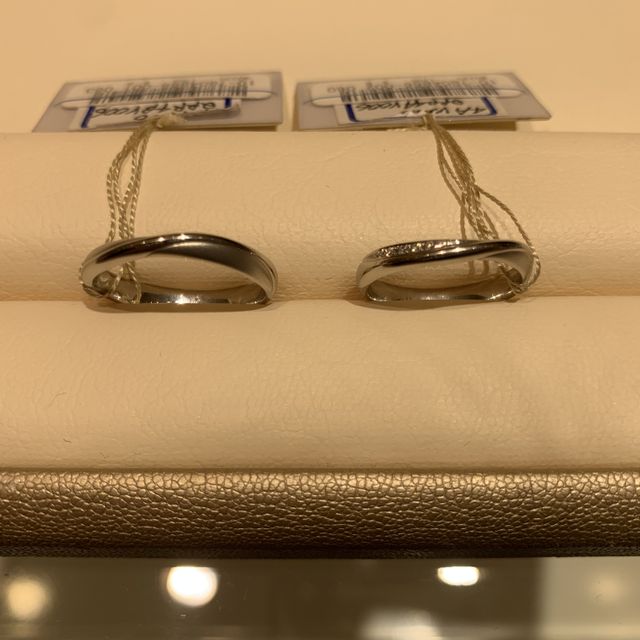 【MAHARAJA DIAMOND(マハラジャダイヤモンド)の口コミ】 男性、女性用共にウェーブのデザインであるところです。さらに男性用は一…