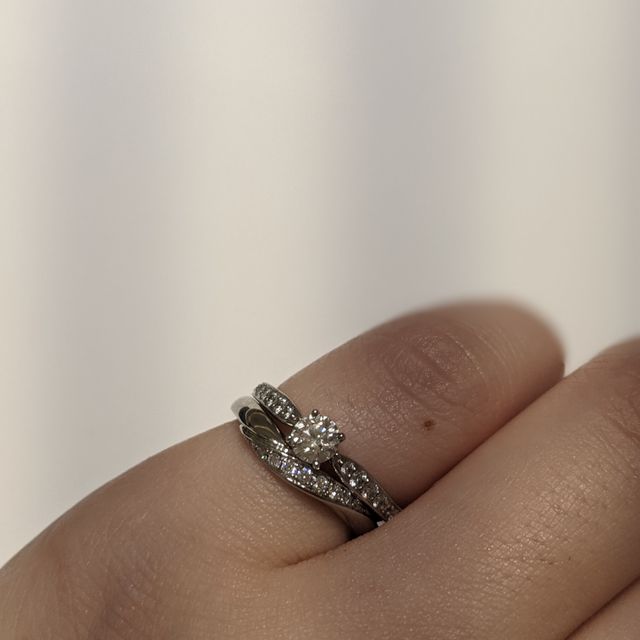 【4℃ BRIDAL(ヨンドシーブライダル)の口コミ】 Vラインでひねりもついたデザインです。右側にのみダイヤモンドがついてお…