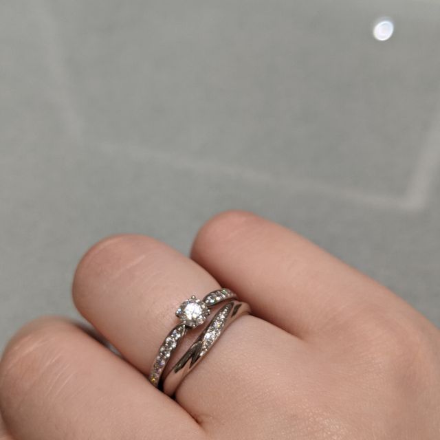 【アイプリモ(I-PRIMO)の口コミ】 ひねりが入っていて、真ん中にダイヤモンドが埋め込まれています。ダイヤ…