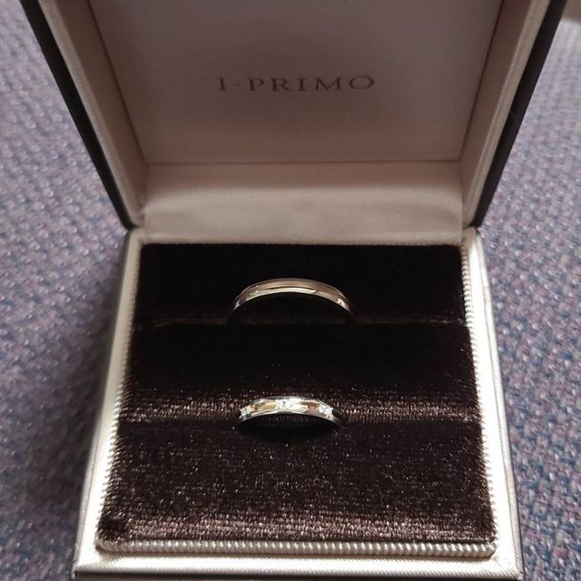 【アイプリモ(I-PRIMO)の口コミ】 ２粒ずつならんで埋め込まれているダイヤが上品で可愛らしく、シンプルな…