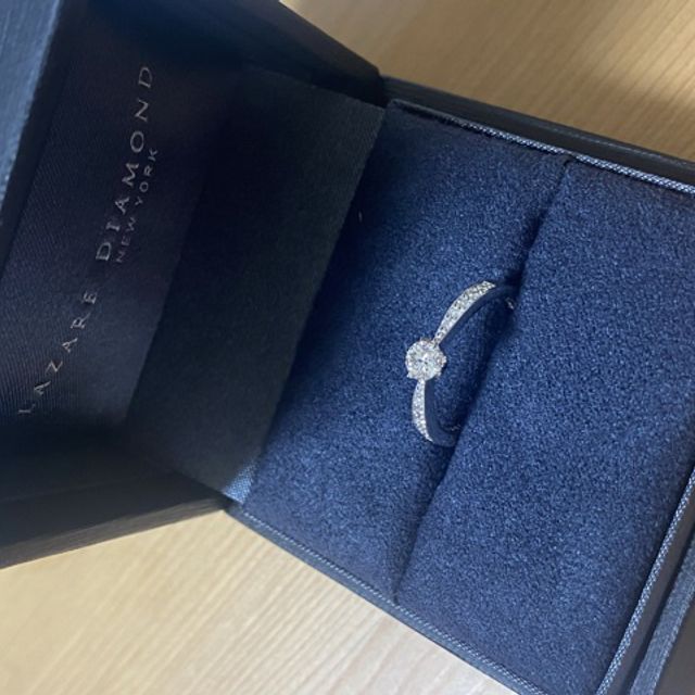 【ラザール ダイヤモンド(LAZARE DIAMOND)の口コミ】 ダイヤモンドがどの角度から見てもとても綺麗に輝いており、デザインが可…