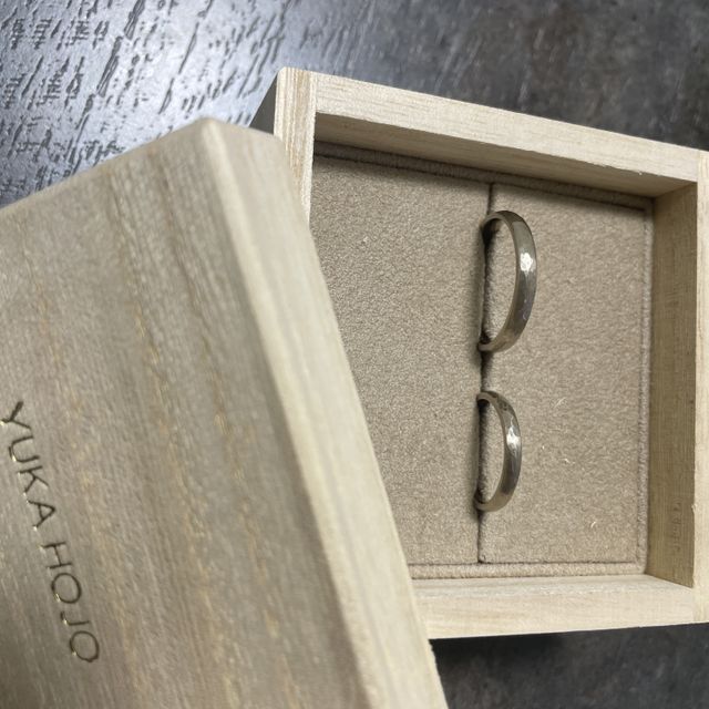 【YUKA HOJO(ユカホウジョウ)の口コミ】 ピカッ、ツルッ、キラッという指輪ではなく、落ち着いた色味且つデザイン…