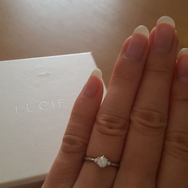 【LUCIE(ルシエ)の口コミ】 婚約指輪ですが、旦那さんと一緒にお店に行きました。好きなものを選んで…