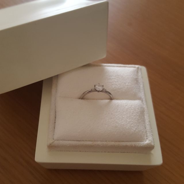【LUCIE(ルシエ)の口コミ】 婚約指輪ですが、旦那さんと一緒にお店に行きました。好きなものを選んで…