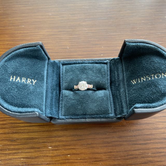 【ハリー・ウィンストン(Harry Winston)の口コミ】 メインのダイアモンドの周りにピンクダイアモンドが埋め込まれている珍し…