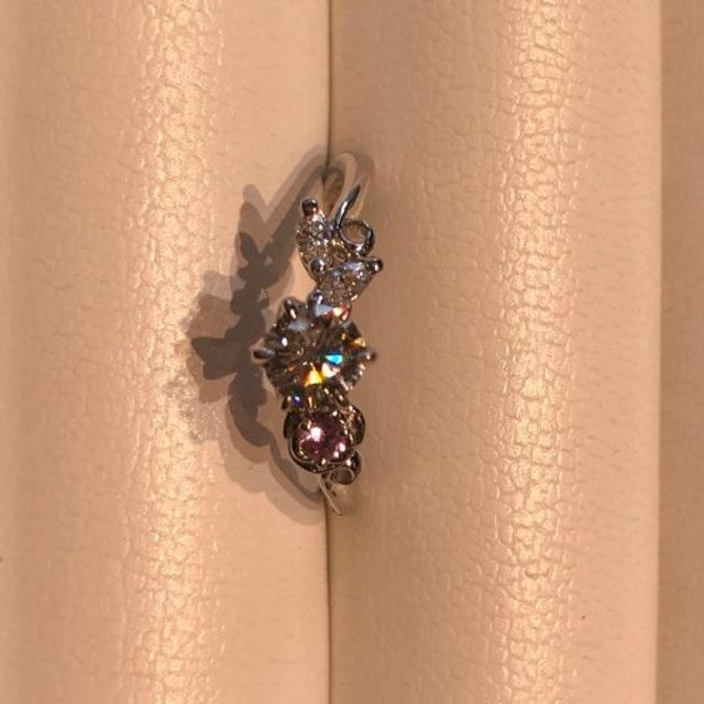 【I's stone(アイズストーン)の口コミ】 バラをモチーフにした可愛らしいデザインとシャープなV字ラインがキレイな…